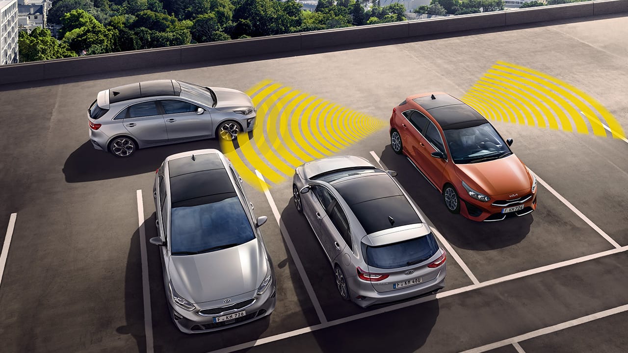 Querverkehrswarner, orangener Kia Ceed SW fährt rückwärts aus Parklücke