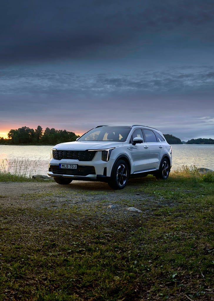 Kia Sorento Plug-In Hybrid i skärgårdsomgivning.